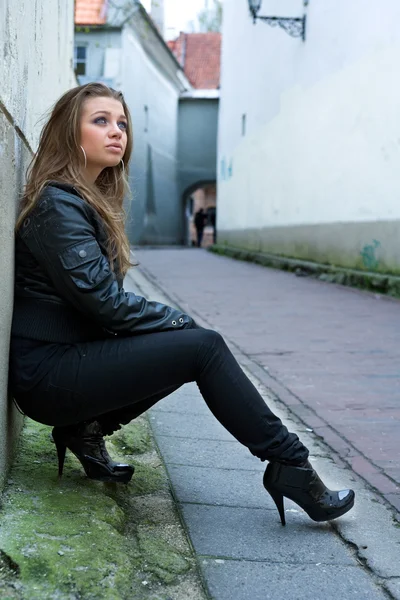 Portret van het meisje in de buurt van muur — Stockfoto