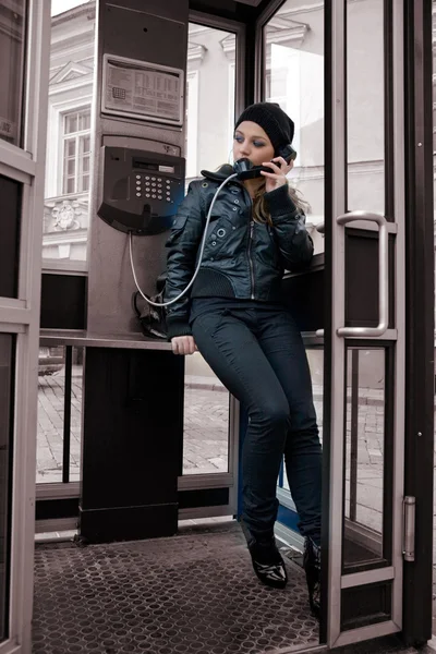 Девушка в телефонной будке — стоковое фото