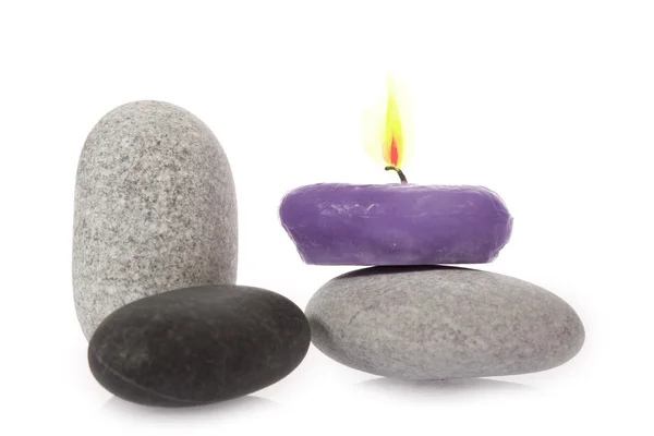 Свечи и речные камни — стоковое фото