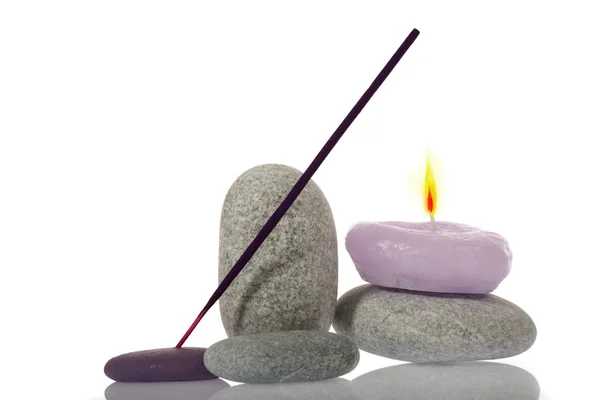 Свечи и речные камни — стоковое фото