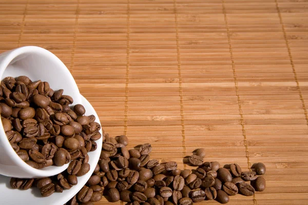 커피 곡물을 가진 컵 — 스톡 사진