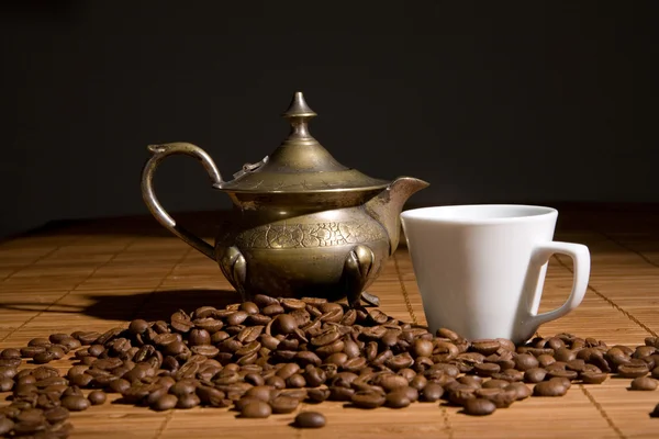 Tasse mit Kaffeekorn — Stockfoto