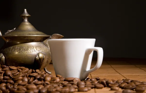 Copo com grão de café — Fotografia de Stock