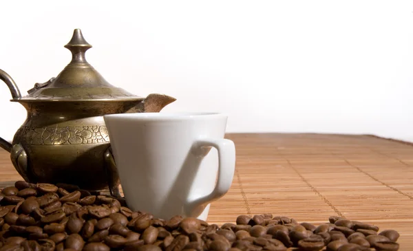 Чашка с зерном кофе — стоковое фото
