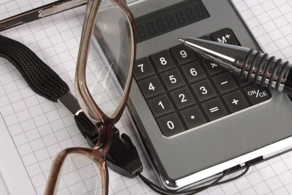 Калькулятор и ручка на белом — стоковое фото
