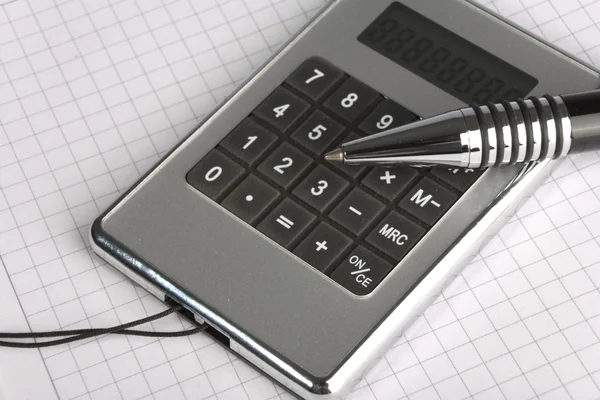 Калькулятор и ручка на белом — стоковое фото