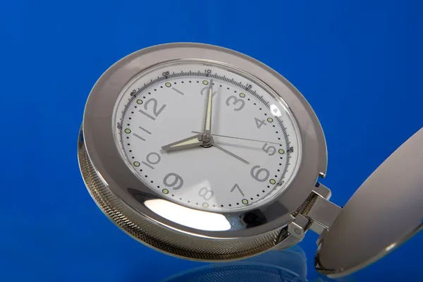Relógio redondo mostrando tempo — Fotografia de Stock