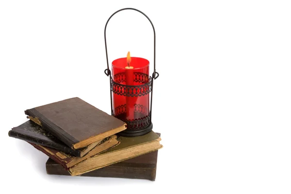 Stará kniha s svíčku na bílém pozadí — Stock fotografie
