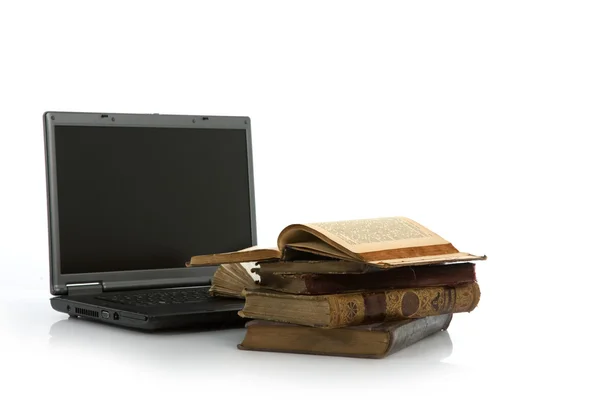 Ноутбук и старая книга — стоковое фото