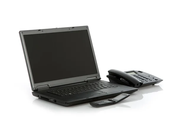 Laptop mobila och stationära telefonen — Stockfoto