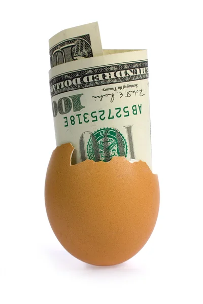 Αυγό με χρήματα σε λευκό. — Φωτογραφία Αρχείου