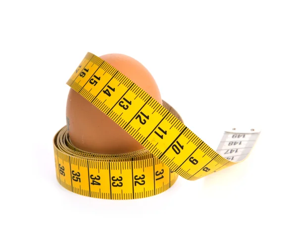 Huevo con metro en blanco . — Foto de Stock