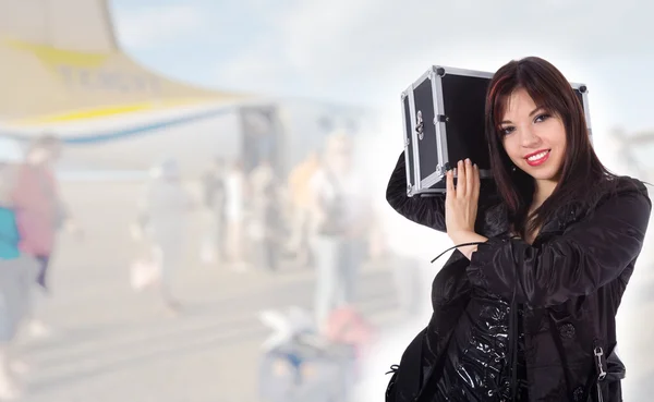 Красивая женщина с чемоданом — стоковое фото