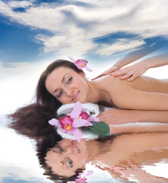 Attraktiv kvinna att få spa-behandling — Stockfoto