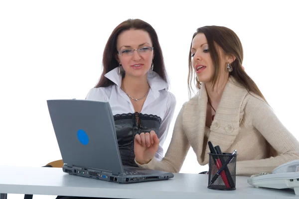 Iki iş dizüstü bilgisayar ile iş kadın — Stok fotoğraf