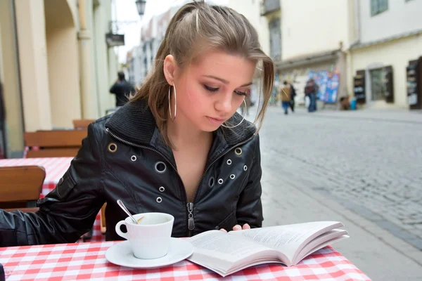El estudiante en la calle de la cafetería en la ciudad vieja — Foto de Stock