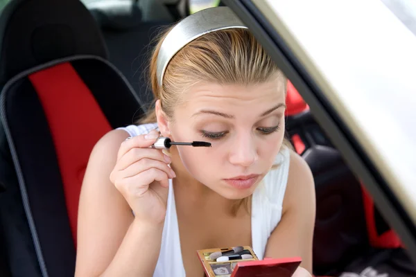 Beautiful girl make make-up — Stock Photo, Image