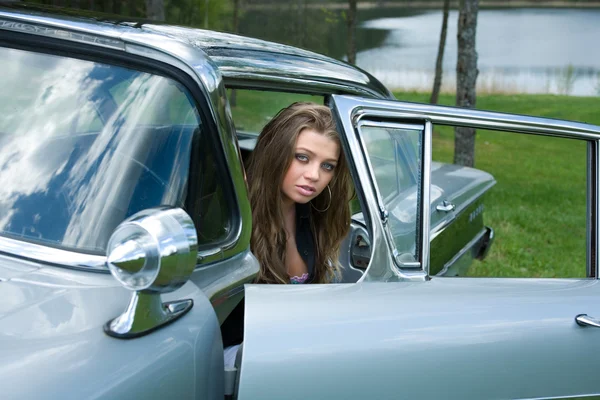 Young girl in old-fashioned car — Stock Photo, Image