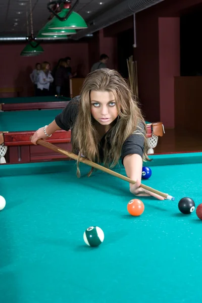 Menina de saia curta jogando snooker — Fotografia de Stock