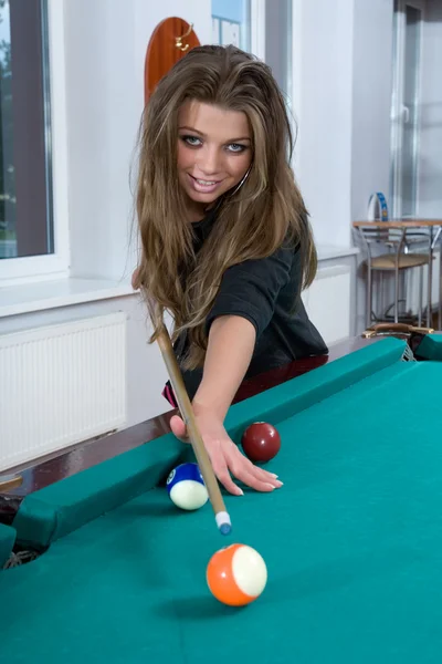 Meisje in korte rok spelen snooker — Stockfoto