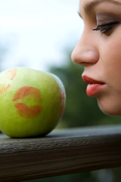 Az apple a sunset lány — Stock Fotó