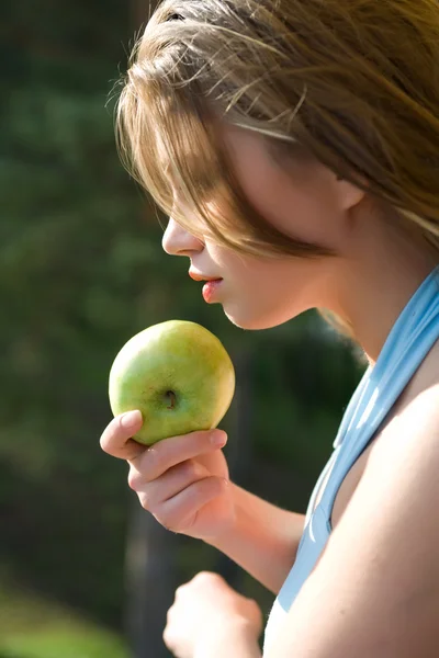 Дівчина з яблуком на заході сонця — стокове фото