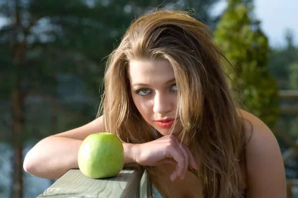 Дівчина з яблуком на заході сонця — стокове фото
