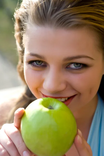 Meisje met apple op zonsondergang Rechtenvrije Stockfoto's
