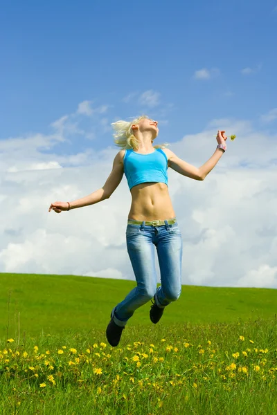 Прыгающая девушка — стоковое фото