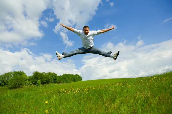 O homem saltando — Fotografia de Stock