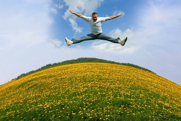 O homem saltando — Fotografia de Stock