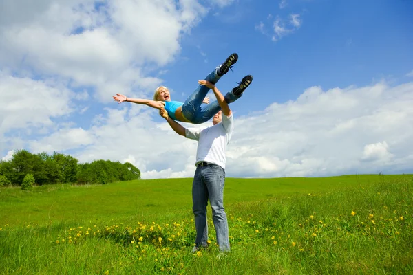 跳跃的年轻家庭 — 图库照片
