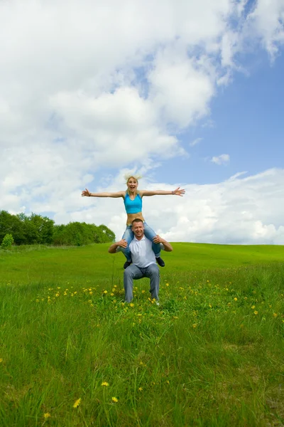 若い家族をジャンプ — ストック写真