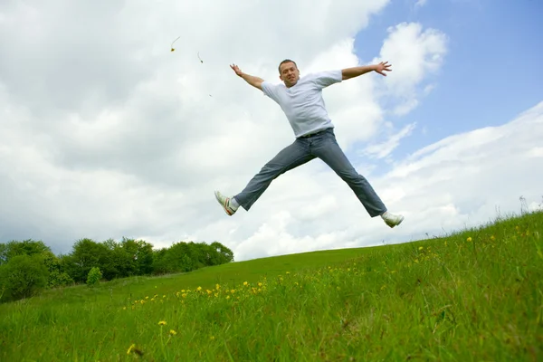 Человек, прыгающий — стоковое фото