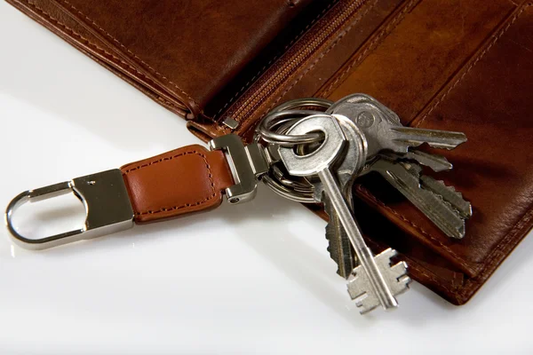 Bando de chaves na carteira de couro — Fotografia de Stock