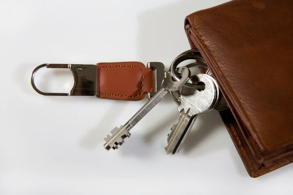 Un mazzo di chiavi sul portafoglio in pelle — Foto Stock