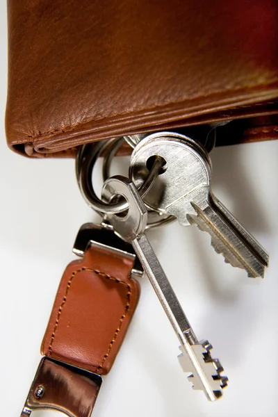 Un mazzo di chiavi sul portafoglio in pelle — Foto Stock
