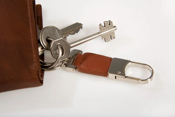 Massa nycklar på läder plånbok — Stockfoto