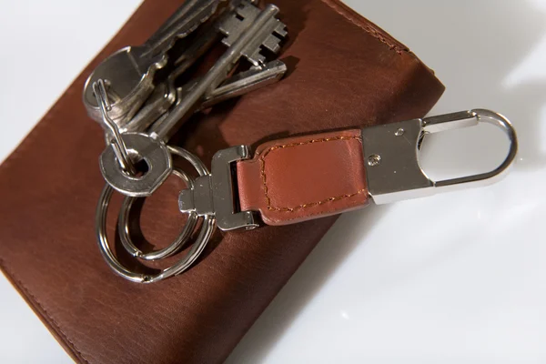 Куча ключей на кожаном бумажнике — стоковое фото