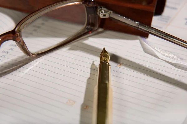 Gafas, bolígrafo, cuaderno — Foto de Stock