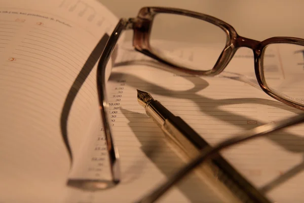 Gafas, bolígrafo, cuaderno — Foto de Stock