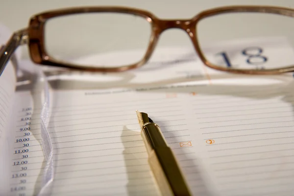 Gafas, bolígrafo y cuaderno — Foto de Stock