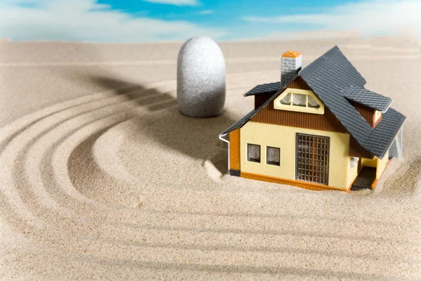 모래 위에 집. — 스톡 사진