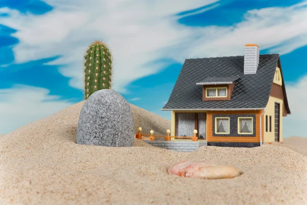 Huis op zand. — Stockfoto