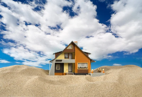 Дом на песке. Концепция недвижимости — стоковое фото