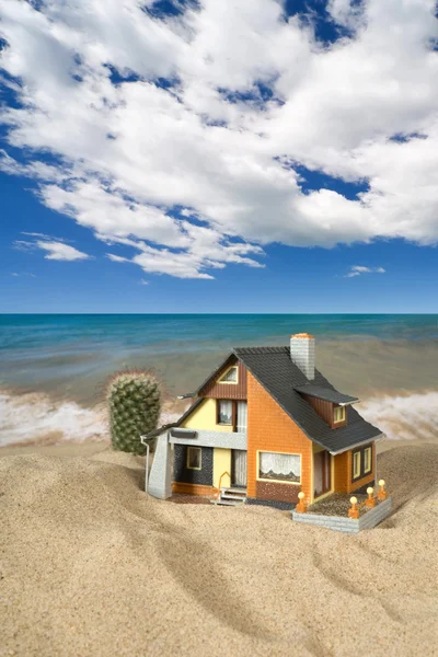 Hus på sand. fastigheter koncept — Stockfoto