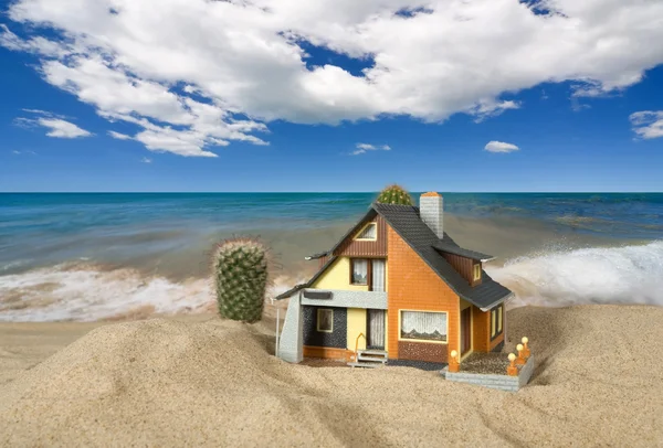 砂の上の家。不動産の概念 — ストック写真