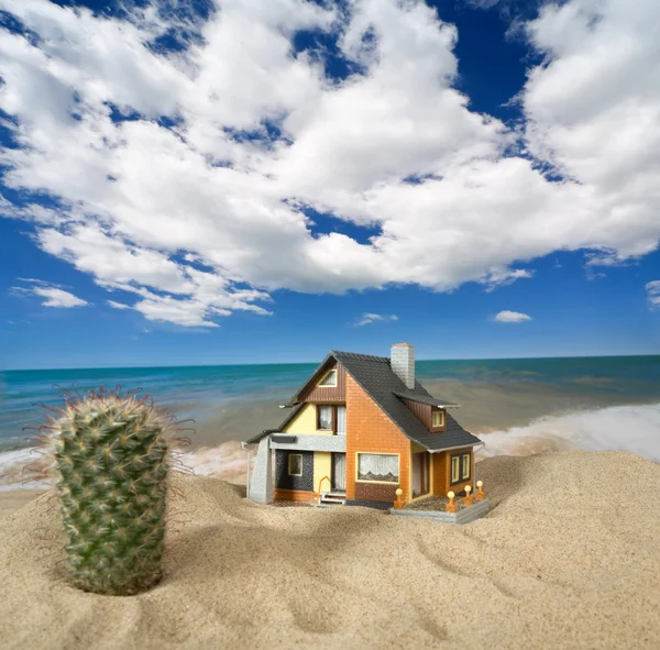 Hus på sand. fastigheter koncept — Stockfoto
