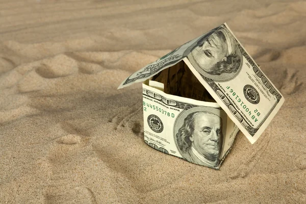 Casa de dólar em areia . — Fotografia de Stock