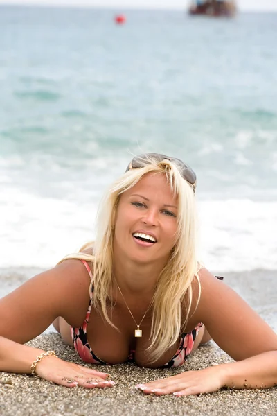 Красива жінка на пляжі — стокове фото